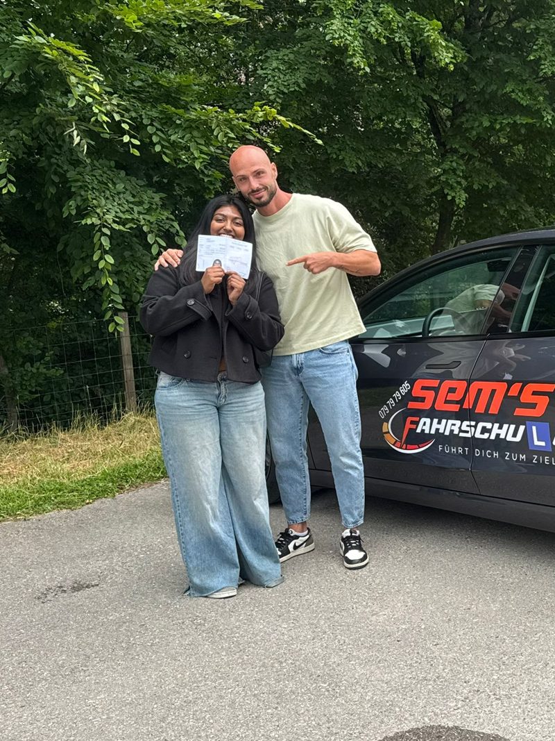 Fahrschülerin mit bestandenem Führerausweis bei Sem's Fahrschule