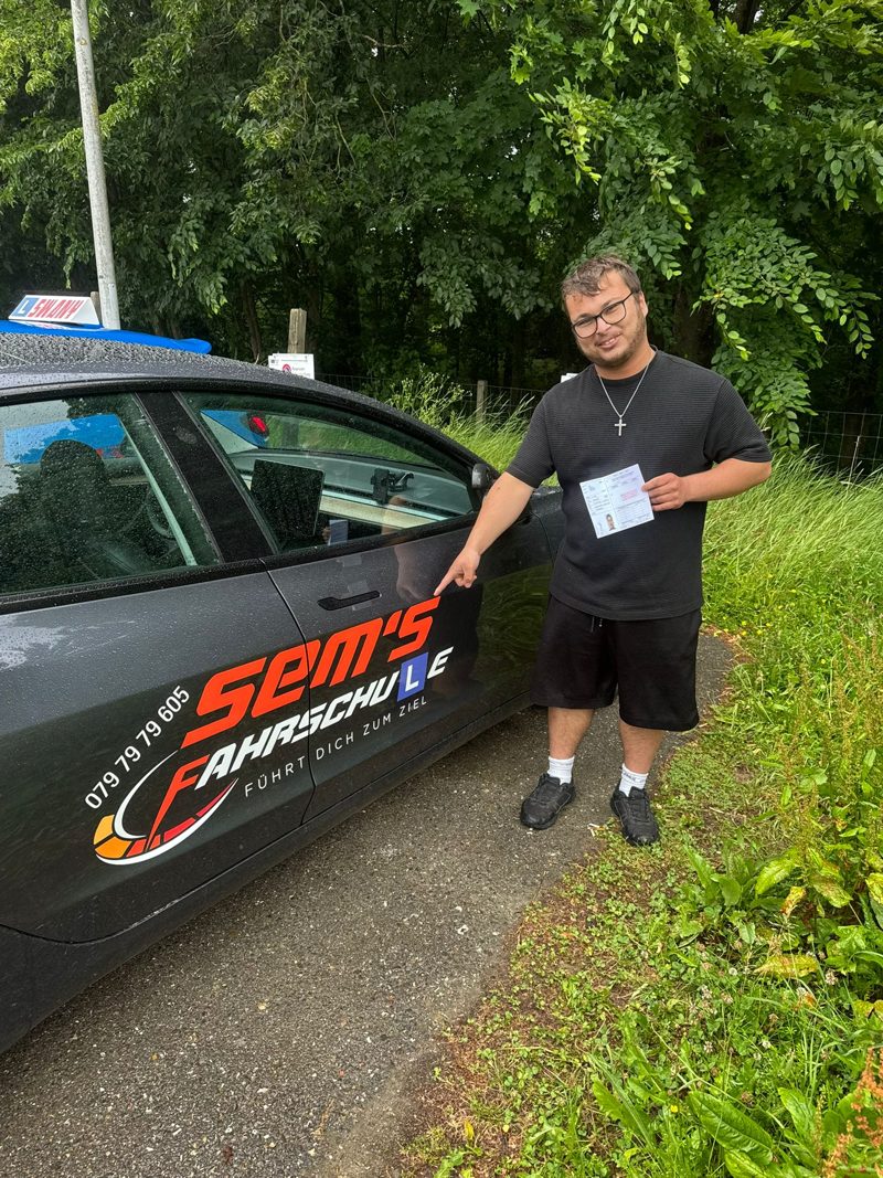 Fahrschüler mit Führerausweis bei Sem's Fahrschule