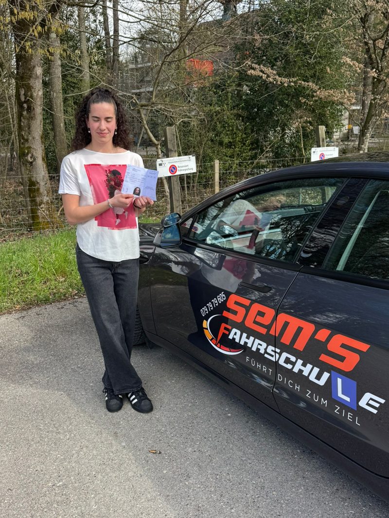 Fahrschülerin mit bestandenem Führerausweis bei Sem's Fahrschule