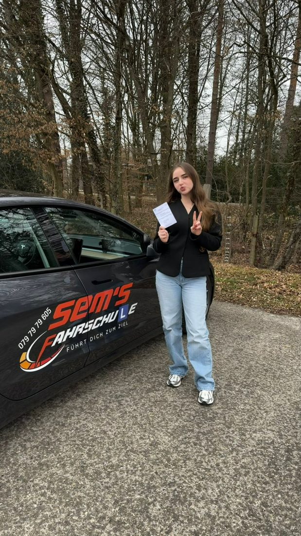 Glückliche Fahrschülerin mit bestandener Führerprüfung