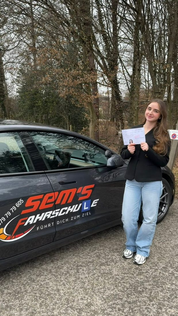 Fahrschülerin mit Führerausweis bei Sem's Fahrschule
