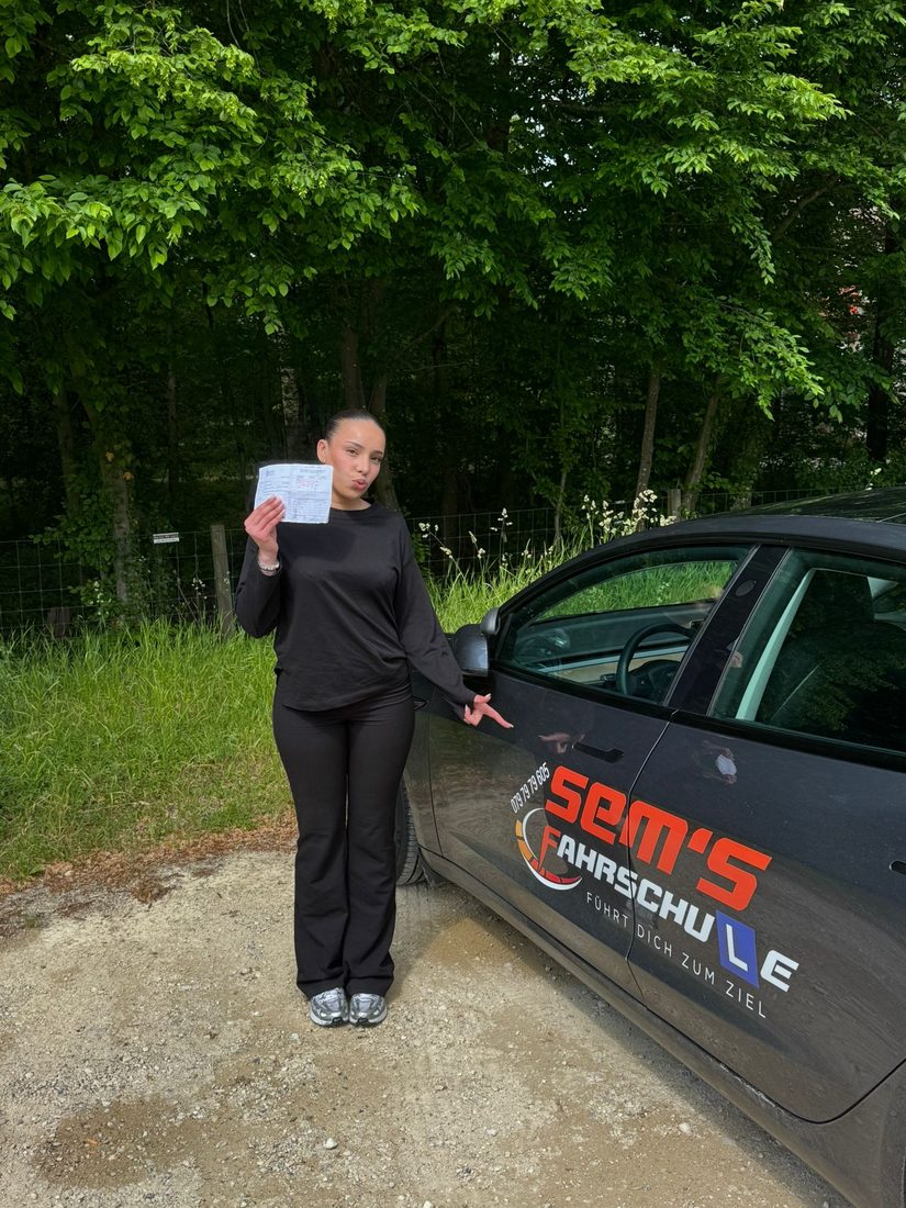 Glückliche Fahrschülerin von Sem's Fahrschule