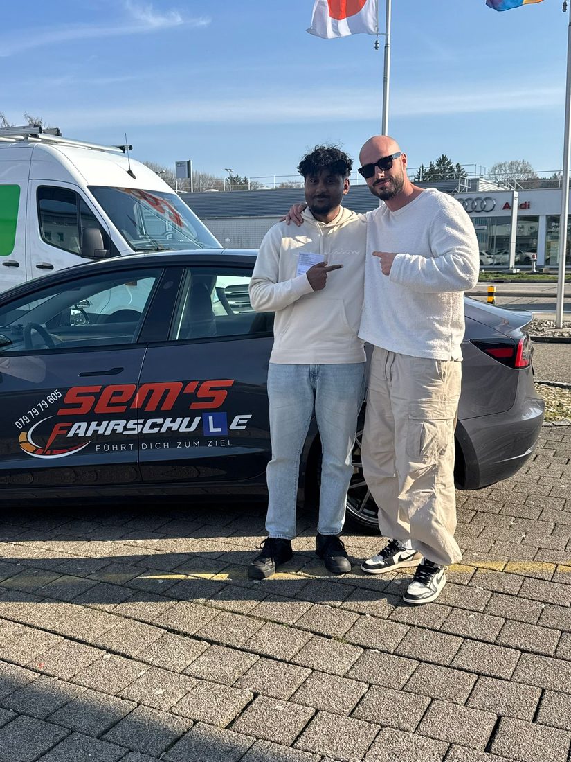 Fahrschüler feiern die bestandene Prüfung