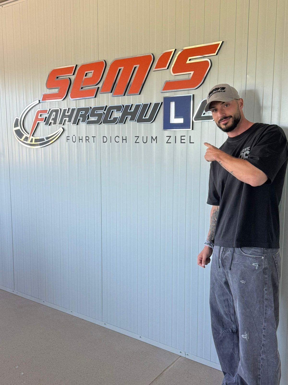 Semih Kirmizicicek — dein Fahrlehrer bei Sem's Fahrschule vor dem Logo